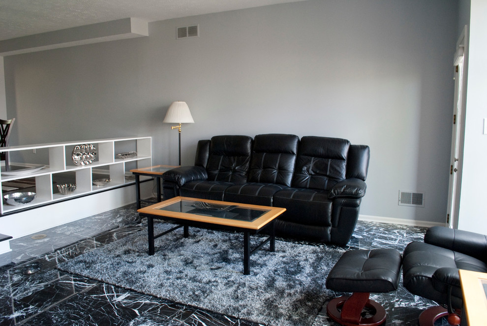 Foto di un soggiorno design di medie dimensioni e aperto con pareti grigie, pavimento in marmo, camino classico, cornice del camino in pietra e TV a parete