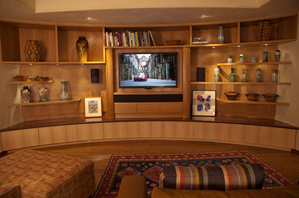 На фото: большая гостиная комната в стиле ретро с бежевыми стенами, паркетным полом среднего тона, телевизором на стене и коричневым полом без камина