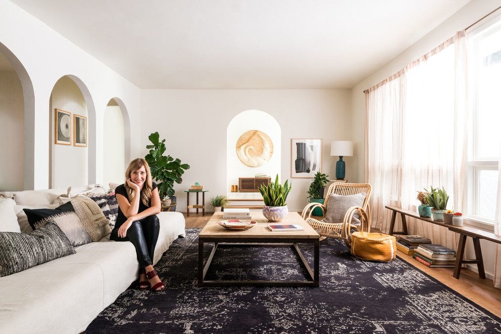 Mittelgroßes, Offenes Stilmix Wohnzimmer ohne Kamin mit weißer Wandfarbe und hellem Holzboden in Orange County