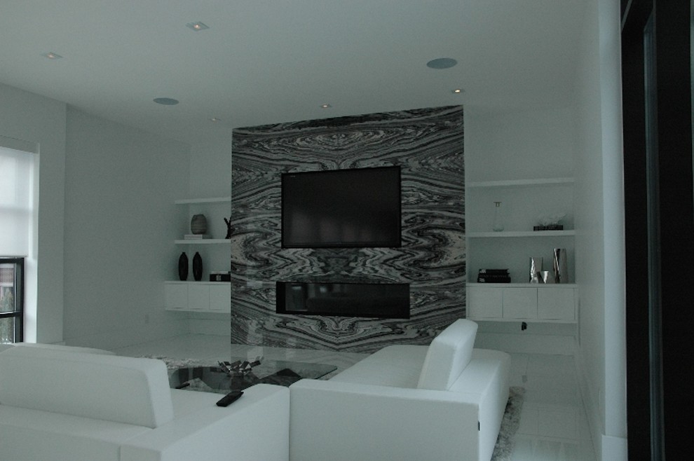 Mittelgroßes, Repräsentatives, Abgetrenntes Modernes Wohnzimmer ohne Kamin mit weißer Wandfarbe, Porzellan-Bodenfliesen und Multimediawand in Toronto