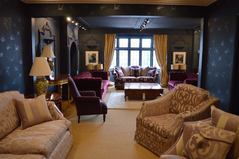 Esempio di un soggiorno contemporaneo con pareti grigie e parquet chiaro