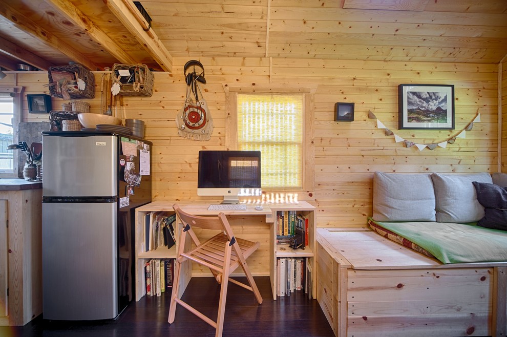 На фото: маленькая гостиная комната в стиле рустика для на участке и в саду