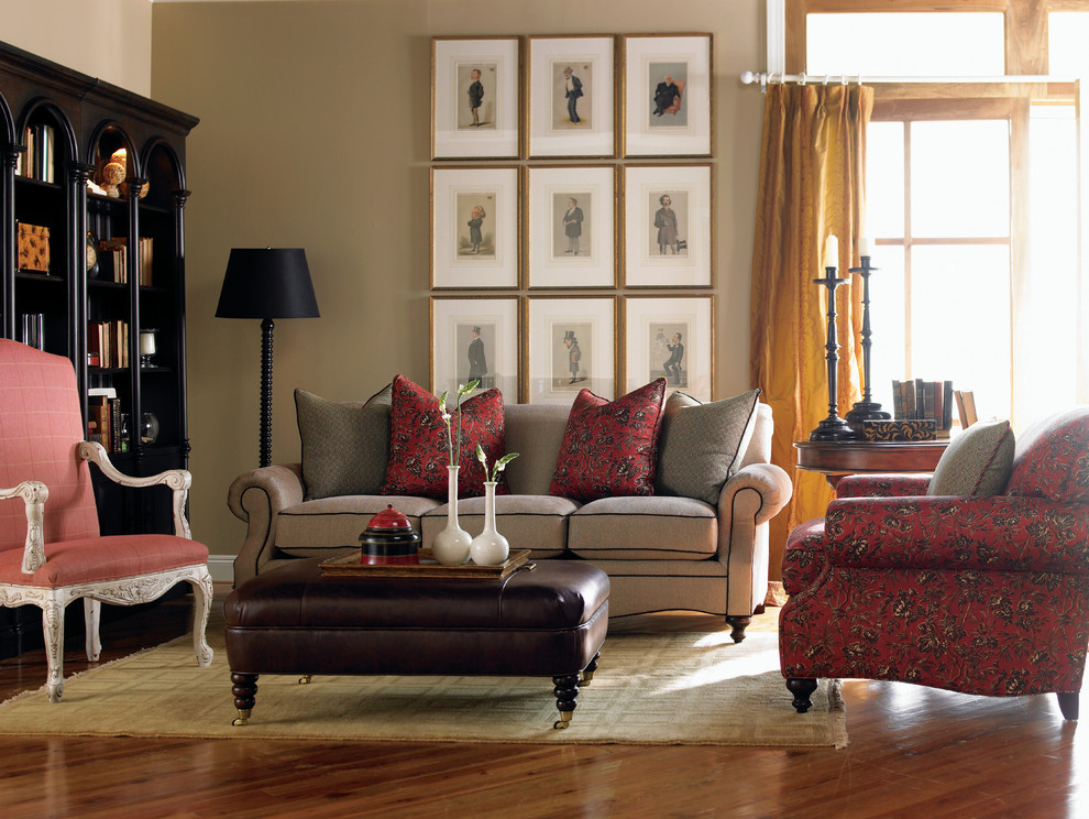 Foto de salón para visitas cerrado clásico grande sin chimenea y televisor con paredes beige, suelo de madera en tonos medios y suelo marrón