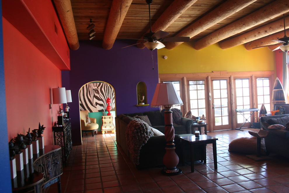 Imagen de salón para visitas abierto ecléctico de tamaño medio con paredes multicolor, suelo de baldosas de terracota y suelo marrón