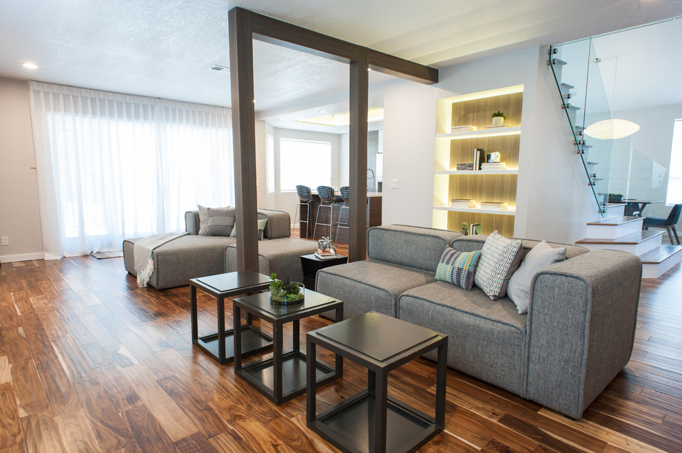 Foto di un grande soggiorno contemporaneo aperto con sala formale, pareti beige, nessun camino, pavimento marrone e pavimento in bambù