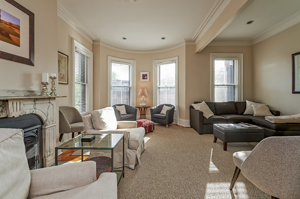 Mittelgroßes, Abgetrenntes, Repräsentatives, Fernseherloses Klassisches Wohnzimmer mit beiger Wandfarbe, Teppichboden, Kamin, Kaminumrandung aus Stein und grauem Boden in Boston