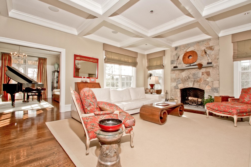Repräsentatives, Abgetrenntes Eklektisches Wohnzimmer mit beiger Wandfarbe, braunem Holzboden, Kamin und Kaminumrandung aus Stein in New York