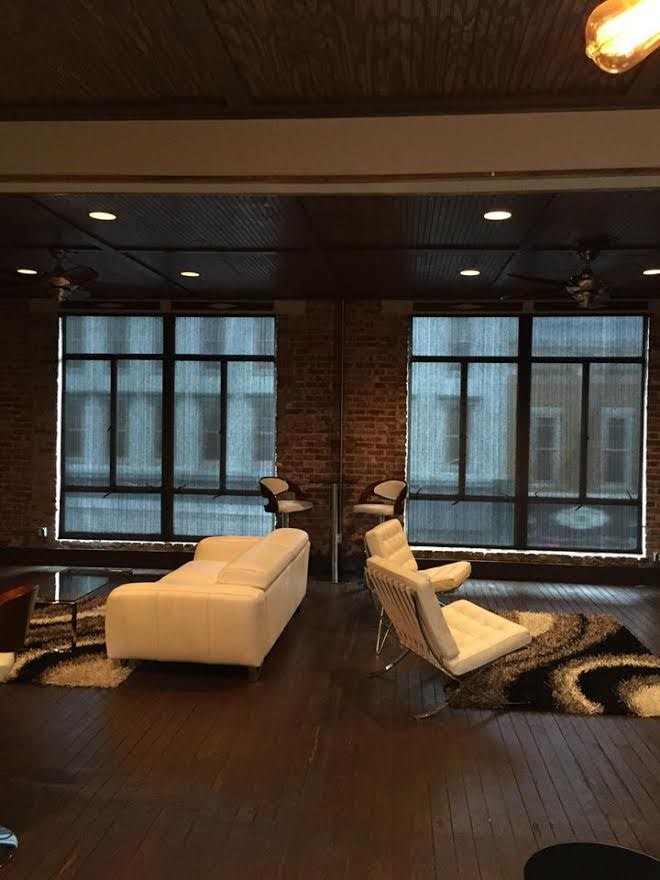 ルイビルにある広いコンテンポラリースタイルのおしゃれなリビング (濃色無垢フローリング、テレビなし、茶色い床) の写真