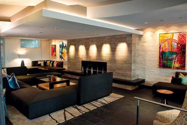 Свежая идея для дизайна: большая парадная, открытая гостиная комната в стиле модернизм с бежевыми стенами, полом из керамической плитки, горизонтальным камином, фасадом камина из камня и черным полом без телевизора - отличное фото интерьера