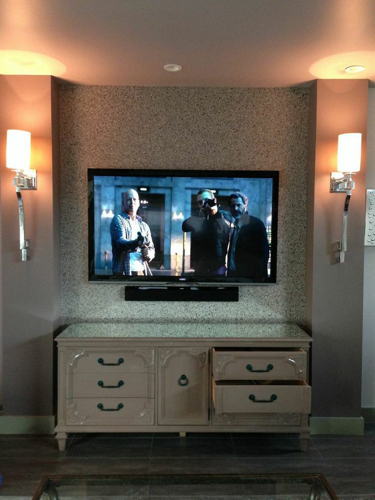 Foto de salón para visitas tipo loft contemporáneo de tamaño medio con paredes beige, suelo de baldosas de porcelana y televisor colgado en la pared