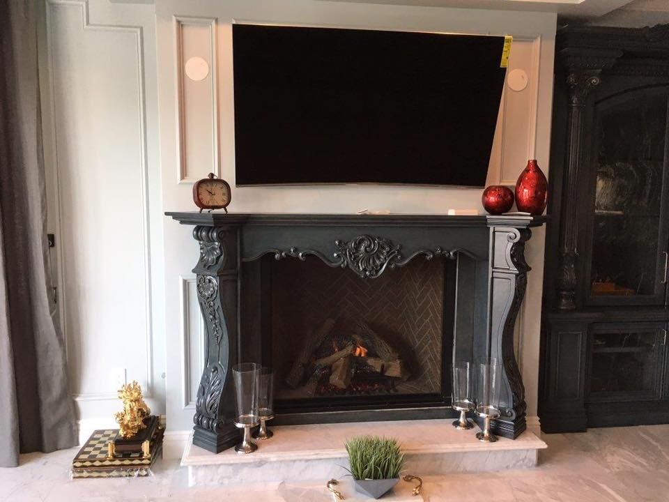サンディエゴにある高級な中くらいなトランジショナルスタイルのおしゃれなリビング (ベージュの壁、大理石の床、標準型暖炉、木材の暖炉まわり、壁掛け型テレビ、ベージュの床) の写真