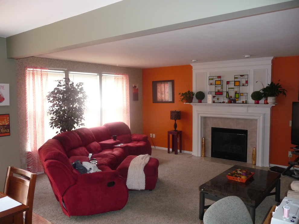 На фото: парадная, открытая гостиная комната среднего размера в стиле модернизм с оранжевыми стенами, ковровым покрытием, стандартным камином, фасадом камина из камня и отдельно стоящим телевизором
