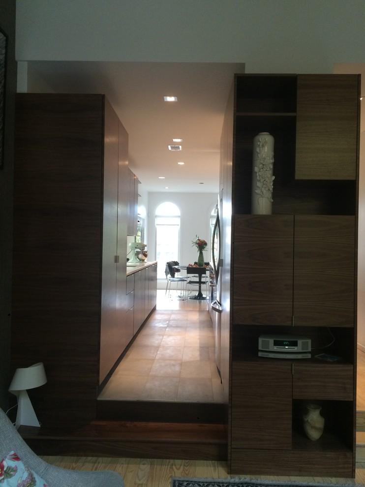 Diseño de salón cerrado ecléctico de tamaño medio sin televisor con paredes grises, suelo de madera clara y suelo beige