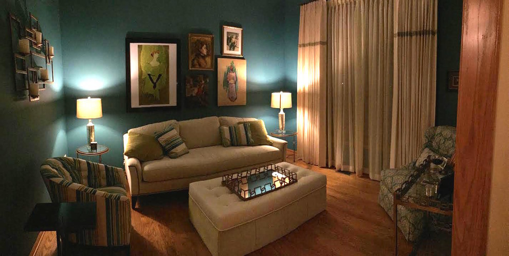 Immagine di un soggiorno chic di medie dimensioni e chiuso con pareti blu e pavimento in legno massello medio