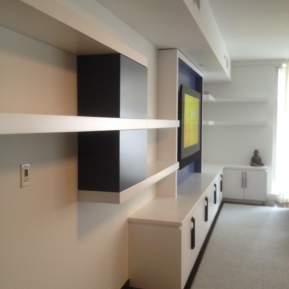 На фото: парадная, открытая гостиная комната среднего размера в стиле модернизм с белыми стенами, ковровым покрытием, телевизором на стене и белым полом без камина