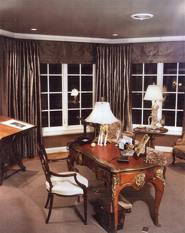 Immagine di un grande soggiorno vittoriano chiuso con sala formale, pareti marroni e parquet scuro
