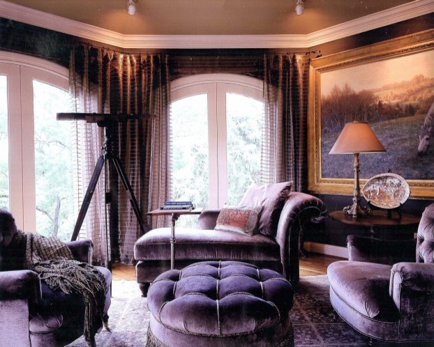 Пример оригинального дизайна: большая парадная, изолированная гостиная комната в викторианском стиле с коричневыми стенами и темным паркетным полом