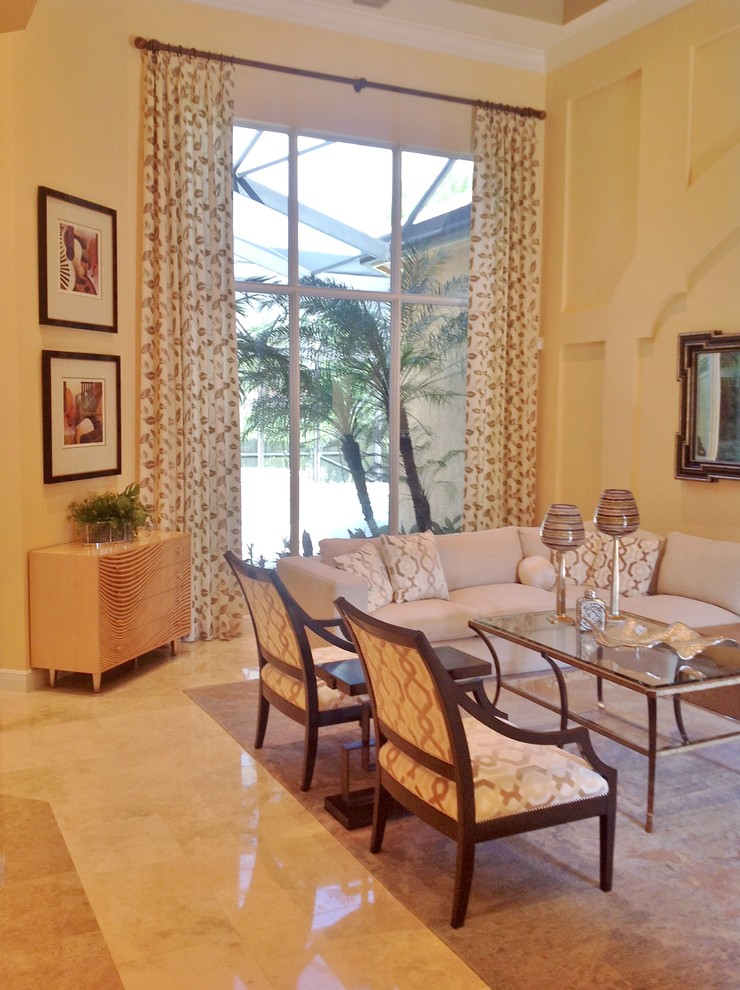 Großes, Fernseherloses, Abgetrenntes Klassisches Wohnzimmer ohne Kamin mit beiger Wandfarbe und Teppichboden in Miami