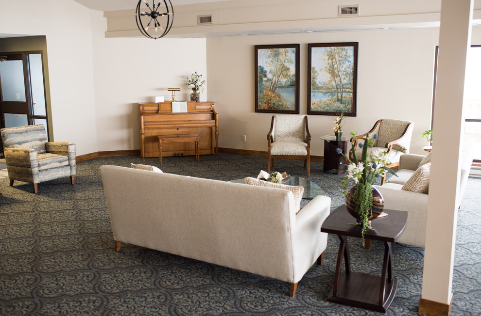 Inspiration för ett mellanstort vintage separat vardagsrum, med ett musikrum, beige väggar, heltäckningsmatta och flerfärgat golv
