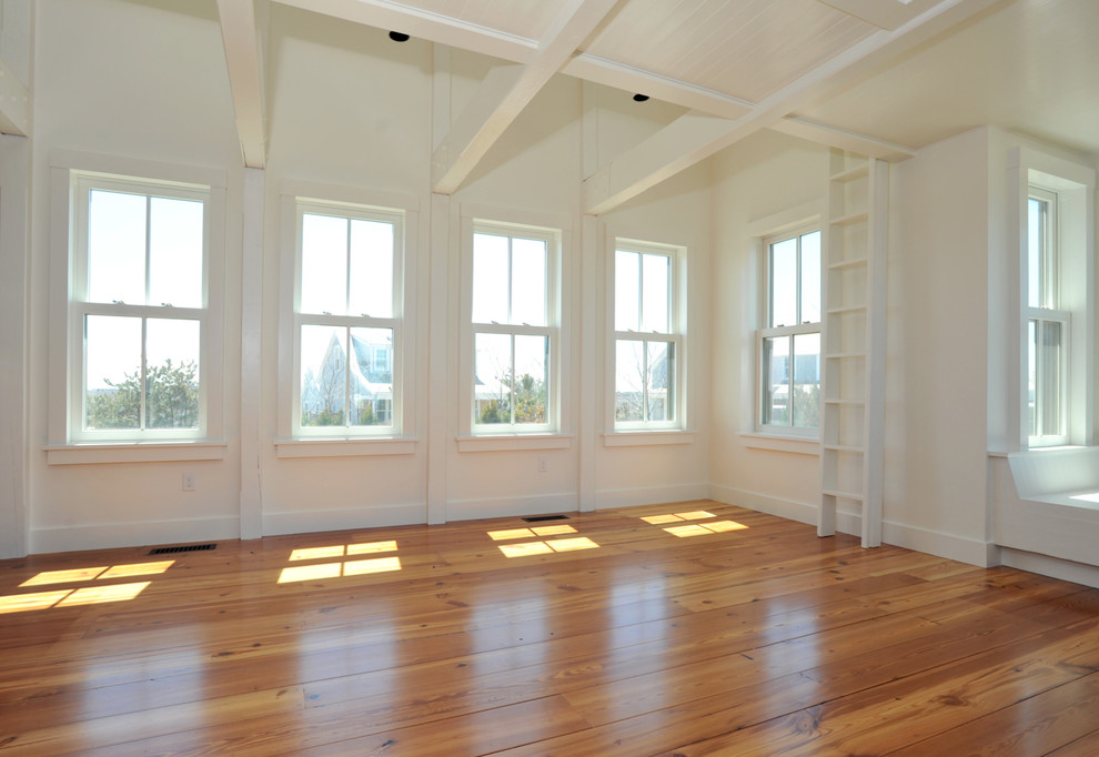 Imagen de salón abierto de estilo americano de tamaño medio con paredes blancas, suelo de madera en tonos medios y suelo beige