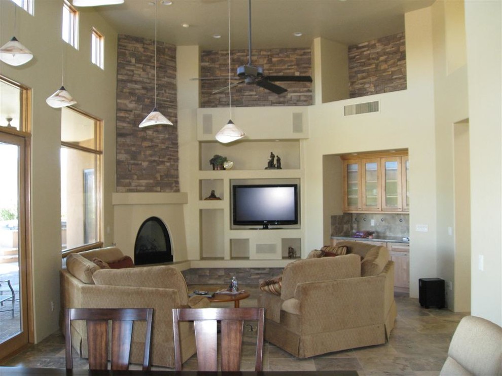 Mittelgroßes, Offenes Klassisches Wohnzimmer mit beiger Wandfarbe, Schieferboden, Eckkamin, verputzter Kaminumrandung, Multimediawand und beigem Boden in Phoenix