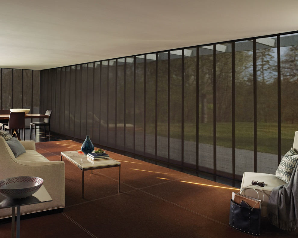 Ispirazione per un soggiorno minimalista di medie dimensioni e aperto con sala formale, pareti beige, pavimento in sughero e pavimento marrone