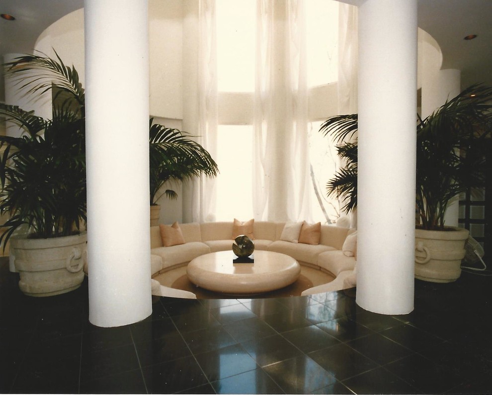 Diseño de salón para visitas abierto mediterráneo de tamaño medio sin televisor y chimenea con paredes blancas, suelo de baldosas de porcelana y suelo negro