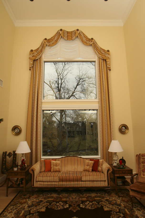 Exempel på ett mellanstort klassiskt separat vardagsrum, med gula väggar, ljust trägolv, ett finrum och brunt golv