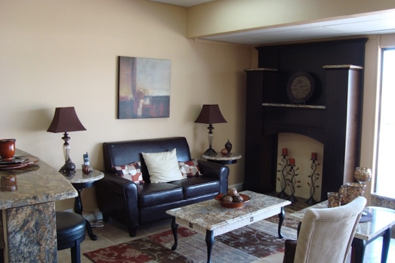 Imagen de salón para visitas abierto tradicional pequeño sin televisor con paredes beige y suelo de baldosas de porcelana