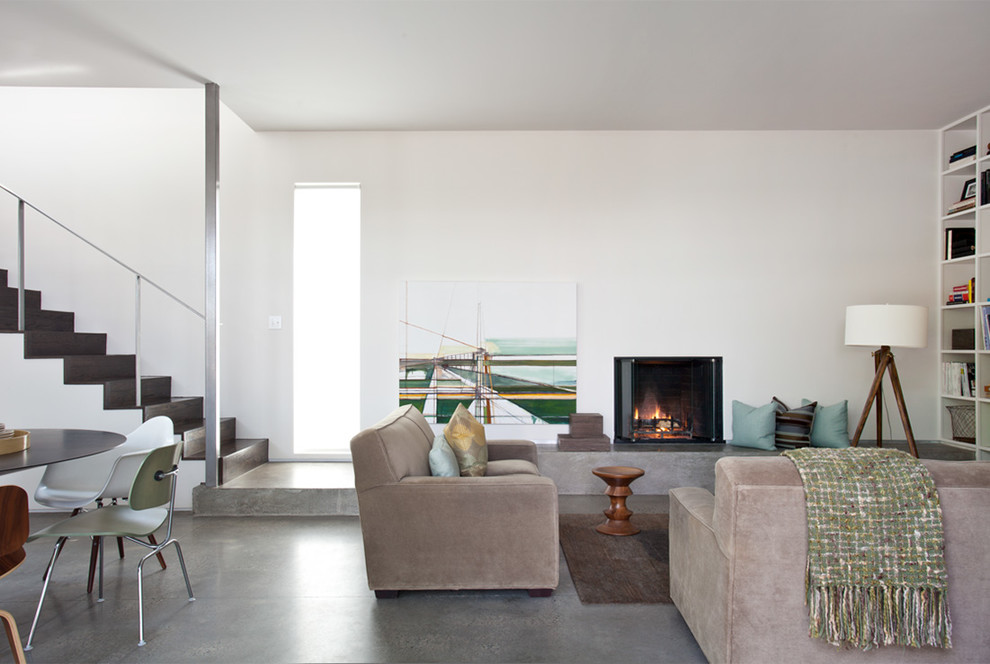 Пример оригинального дизайна: открытая гостиная комната среднего размера в стиле неоклассика (современная классика) с белыми стенами, бетонным полом, горизонтальным камином и фасадом камина из штукатурки