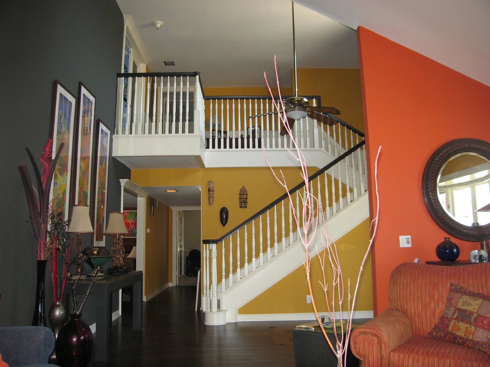 Стильный дизайн: большая парадная, изолированная гостиная комната в стиле неоклассика (современная классика) с светлым паркетным полом и оранжевыми стенами без камина, телевизора - последний тренд