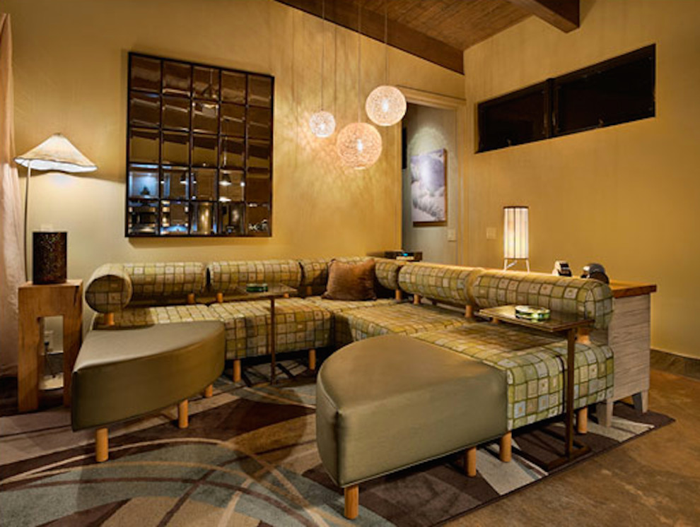 Cette image montre un grand salon ethnique ouvert avec une salle de réception, un mur blanc et un sol en bois brun.