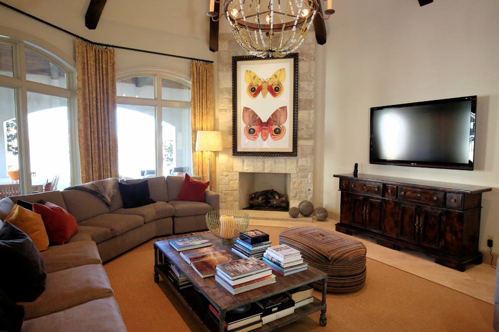 На фото: большая открытая гостиная комната в стиле неоклассика (современная классика) с белыми стенами, полом из керамической плитки, стандартным камином, фасадом камина из камня и телевизором на стене