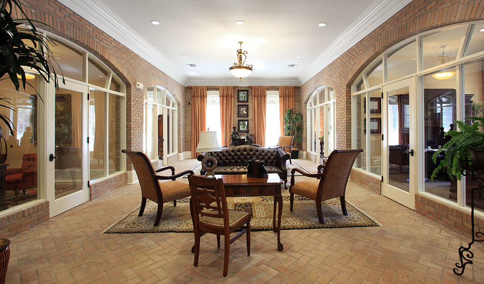 Inspiration för stora klassiska separata vardagsrum, med ett finrum, bruna väggar, tegelgolv och brunt golv