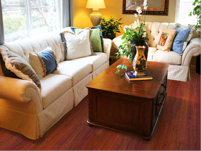 Foto di un soggiorno classico di medie dimensioni e aperto con pareti gialle, parquet scuro e pavimento marrone