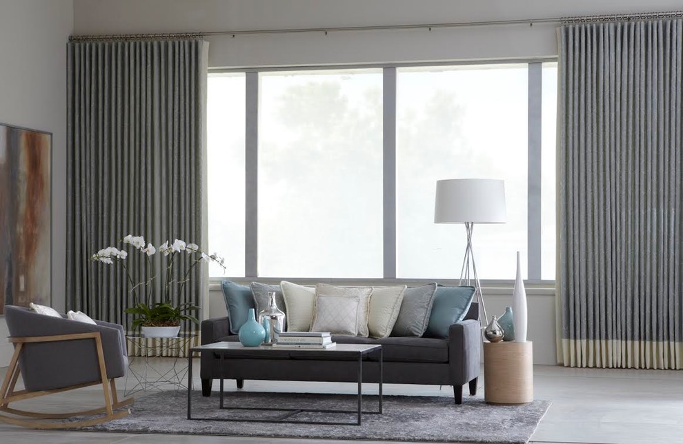 Стильный дизайн: гостиная комната в стиле ретро с синими стенами - последний тренд