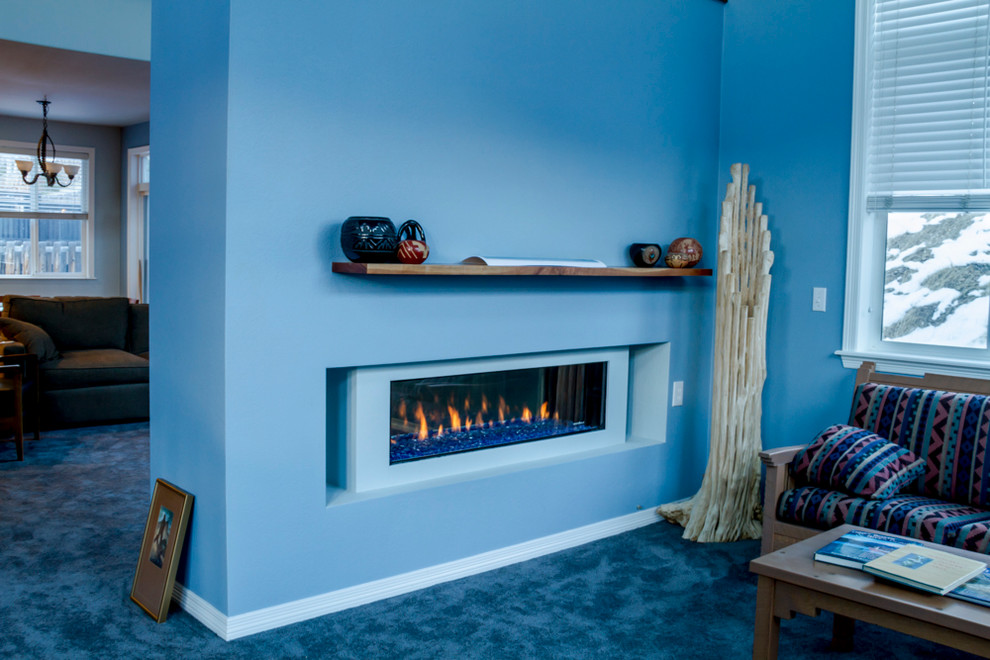 Imagen de salón para visitas abierto de estilo americano de tamaño medio sin televisor con paredes azules, moqueta, chimenea lineal y suelo azul