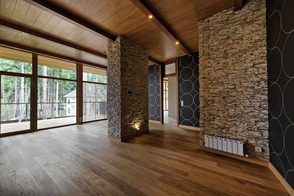Идея дизайна: открытая гостиная комната среднего размера в современном стиле с черными стенами и паркетным полом среднего тона без камина