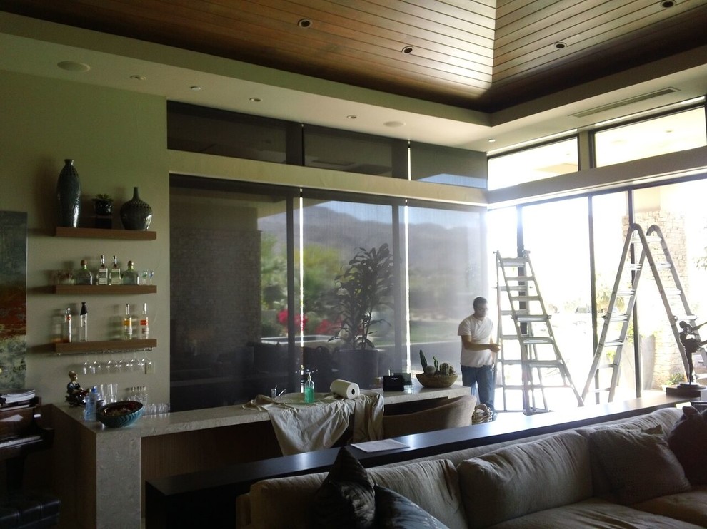 サンディエゴにある高級な広いコンテンポラリースタイルのおしゃれなリビング (ベージュの壁、暖炉なし、テレビなし) の写真