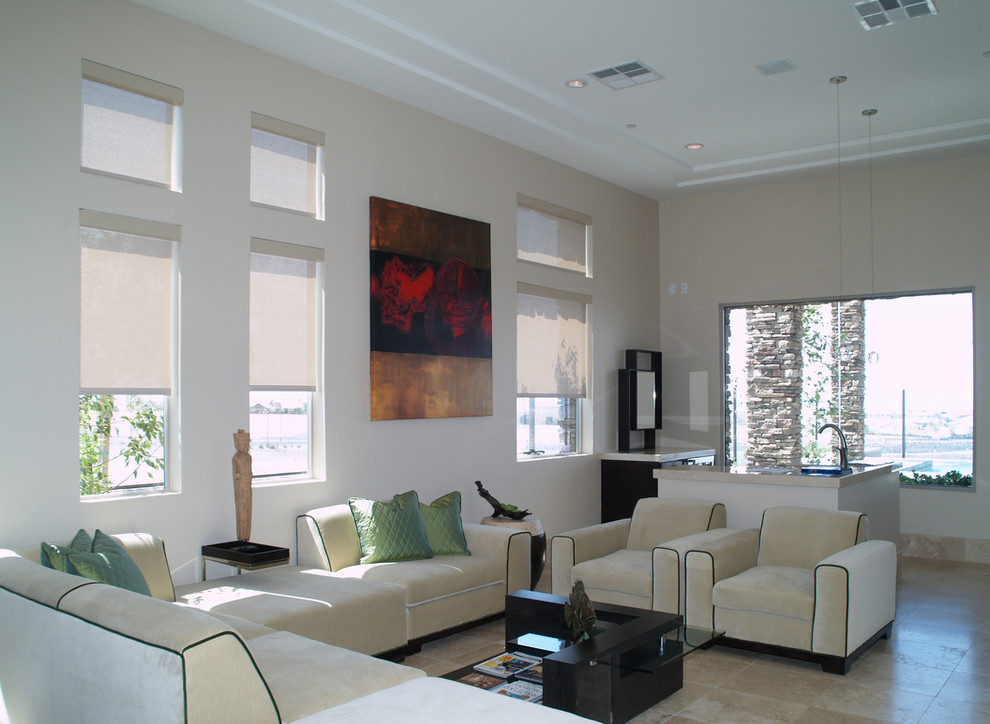Immagine di un grande soggiorno contemporaneo aperto con sala formale, nessuna TV, pareti beige, pavimento in legno massello medio e pavimento beige
