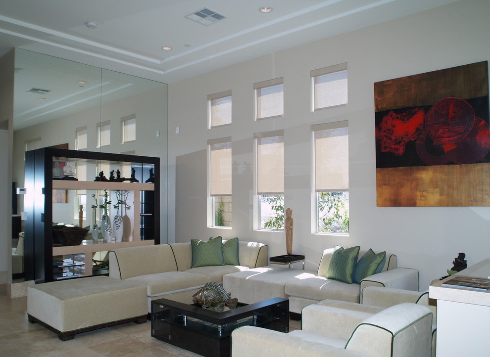 Modelo de salón para visitas abierto actual grande sin televisor con paredes beige, suelo de madera en tonos medios y suelo beige
