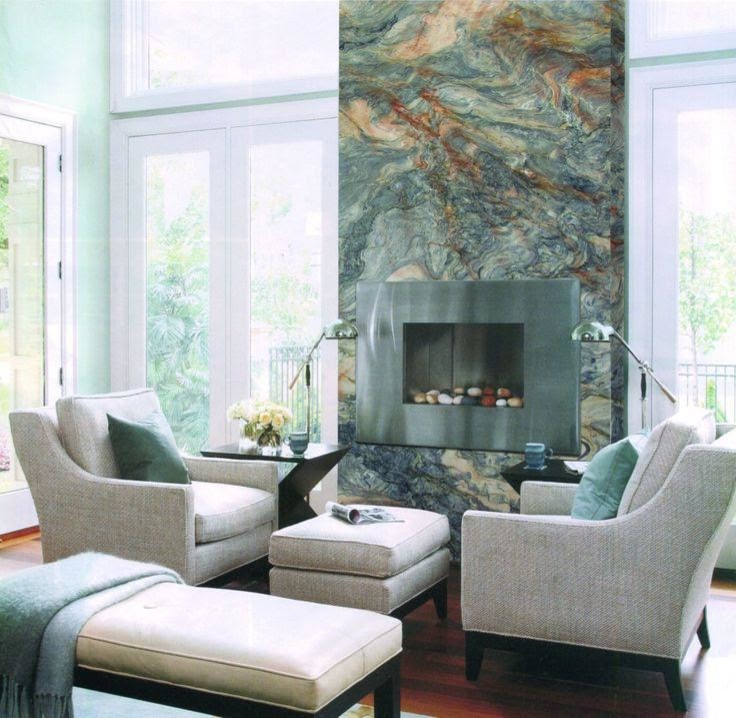 Aménagement d'un salon contemporain de taille moyenne avec un mur vert, un sol en bois brun, une cheminée standard, un manteau de cheminée en métal et un sol marron.