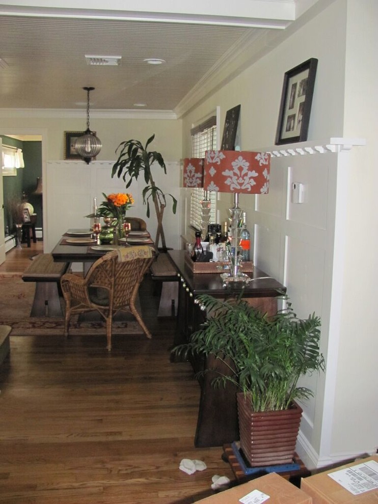 Exempel på ett klassiskt separat vardagsrum, med ett finrum, beige väggar och mellanmörkt trägolv