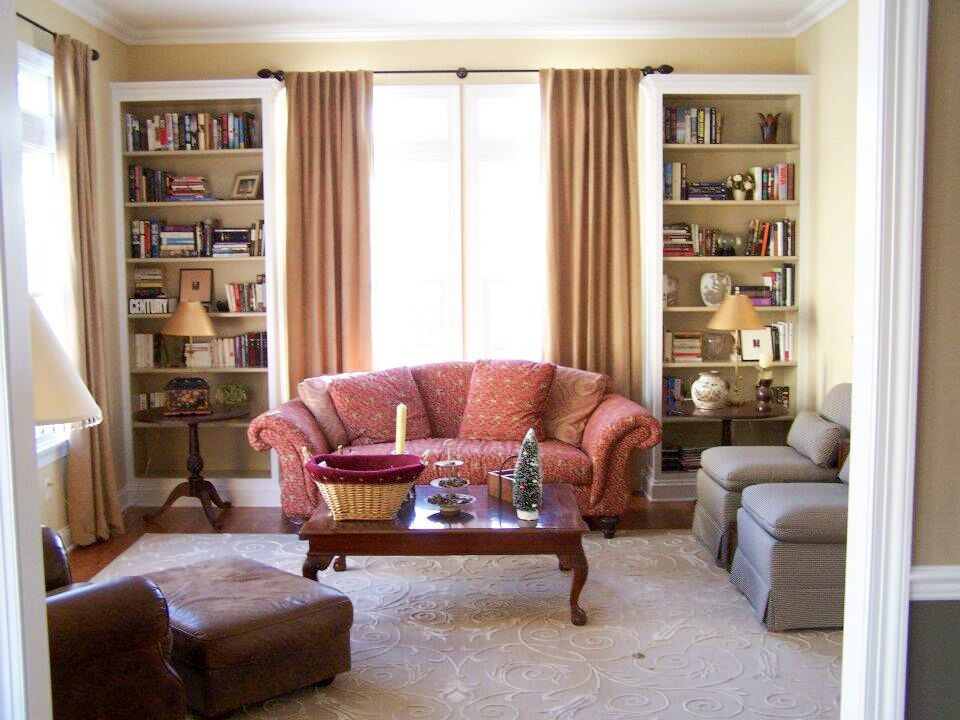 Repräsentatives, Fernseherloses, Abgetrenntes Klassisches Wohnzimmer mit beiger Wandfarbe und braunem Holzboden in New York