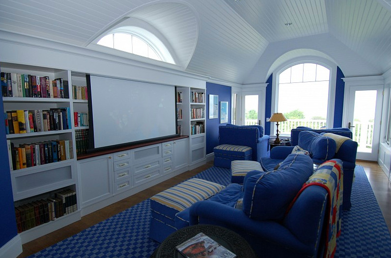 Foto di un grande soggiorno costiero aperto con pareti blu, pavimento in legno massello medio e parete attrezzata
