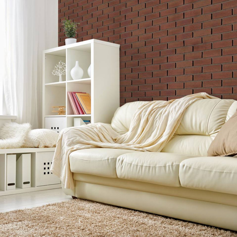 Aménagement d'un salon éclectique de taille moyenne et ouvert avec un mur marron, parquet clair et un sol blanc.