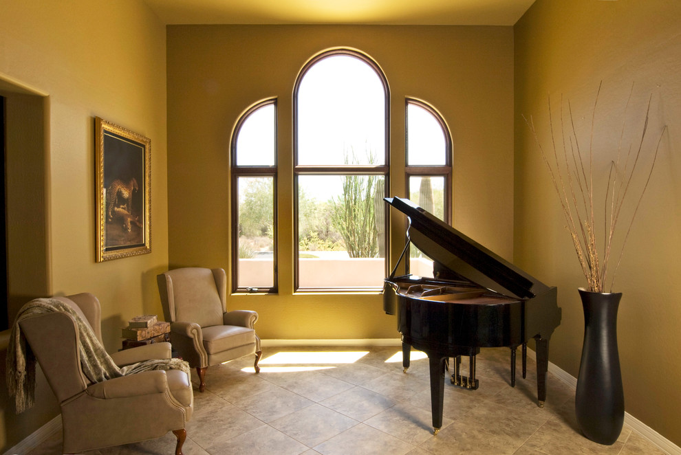 Inspiration för ett mellanstort vintage separat vardagsrum, med ett musikrum, gula väggar, travertin golv och beiget golv