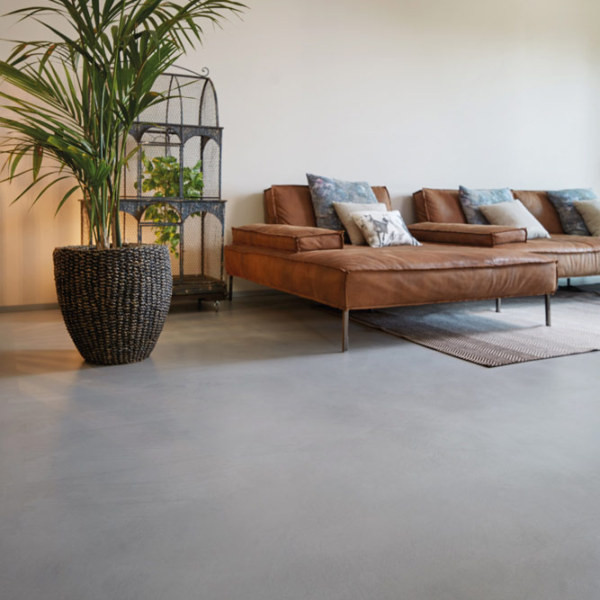 Esempio di un soggiorno design con pavimento in cemento e pavimento grigio