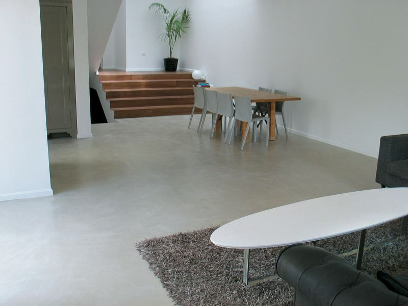 Aménagement d'un salon contemporain avec sol en béton ciré et un sol gris.