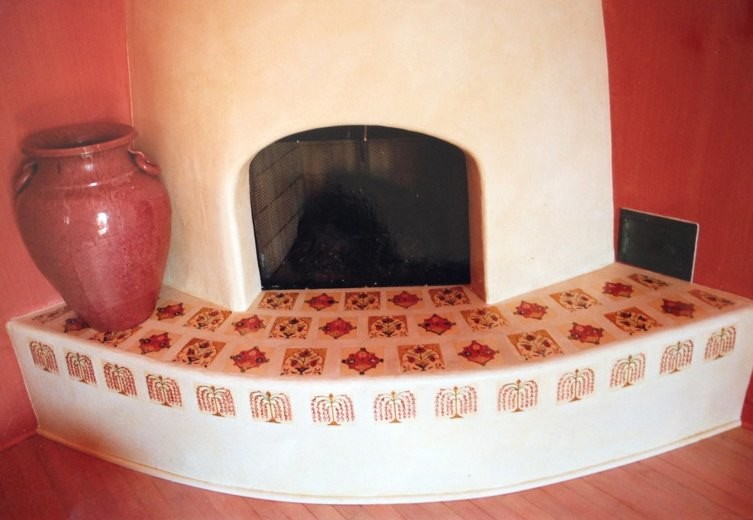 Idee per un soggiorno american style di medie dimensioni con pareti rosse, camino ad angolo, cornice del camino in intonaco e pavimento marrone
